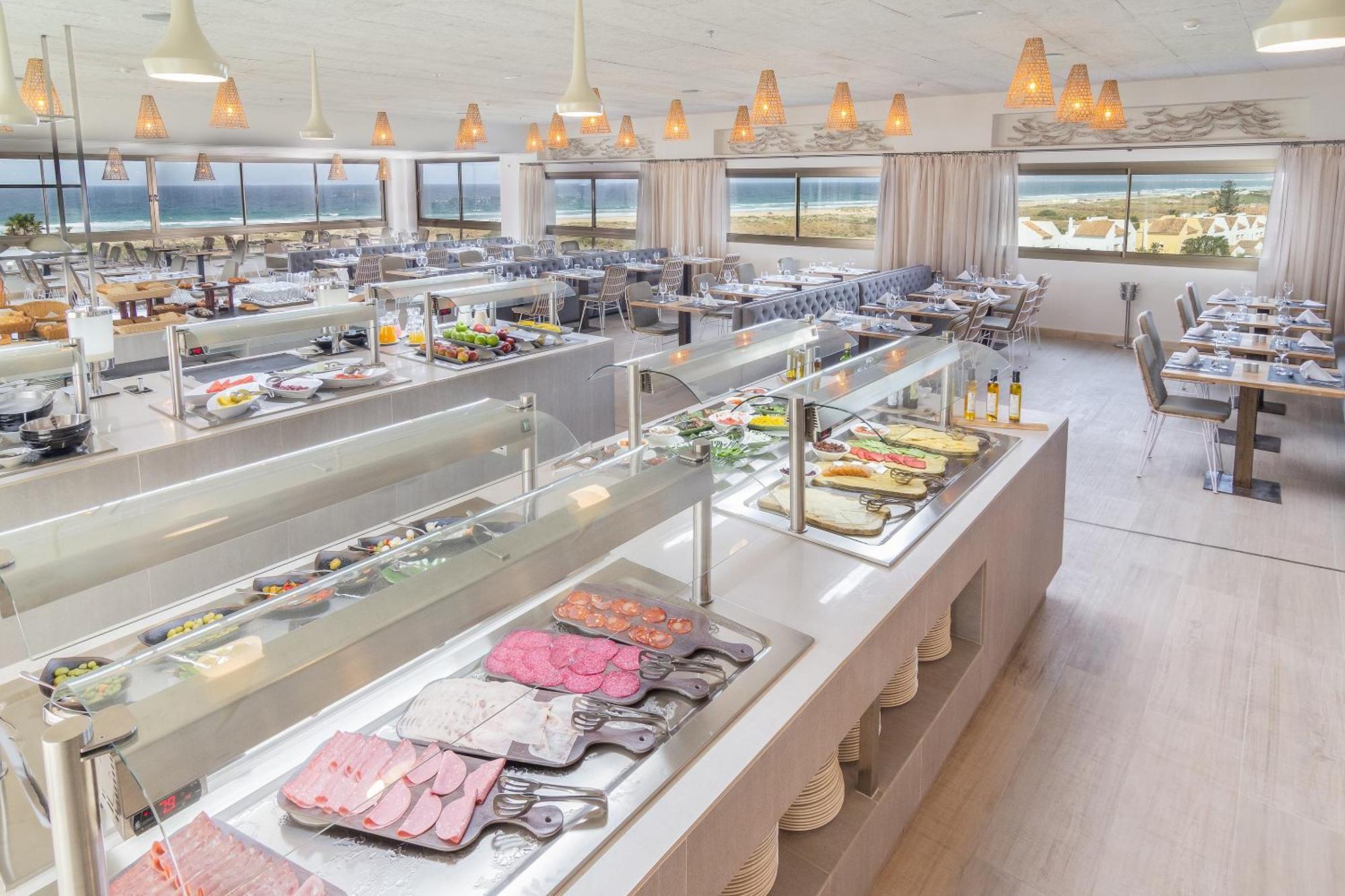 Zahara Beach & Spa By Qhotels - Adults Recommended Zahara de los Atunes Eksteriør bilde Buffet at a hotel