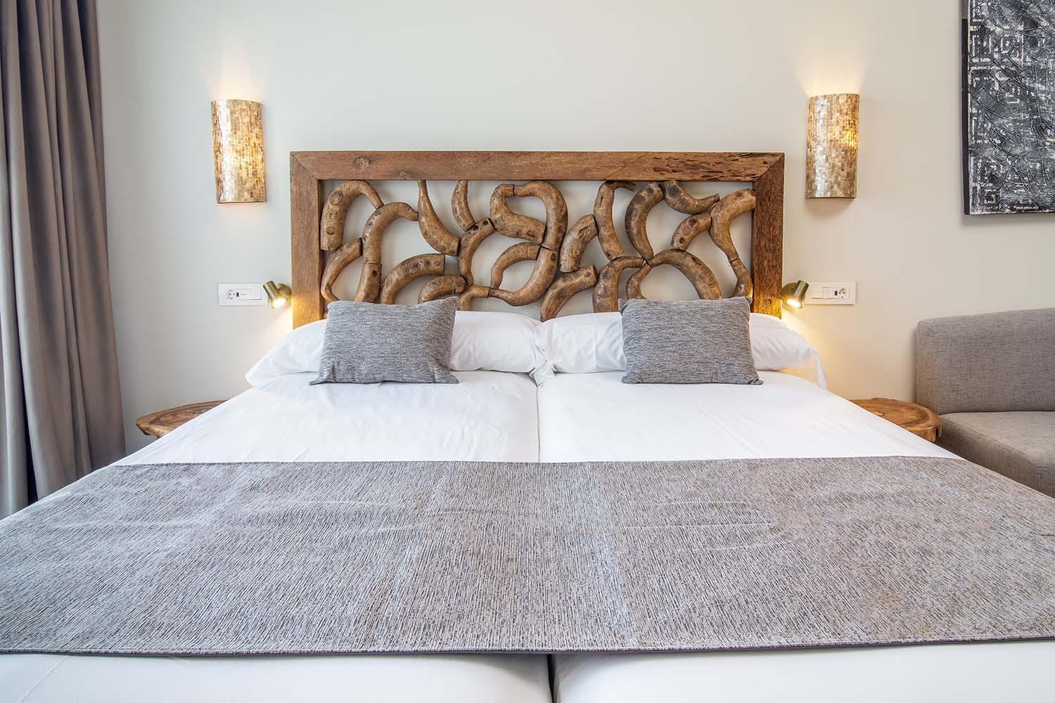 Zahara Beach & Spa By Qhotels - Adults Recommended Zahara de los Atunes Rom bilde A bed with a wooden headboard