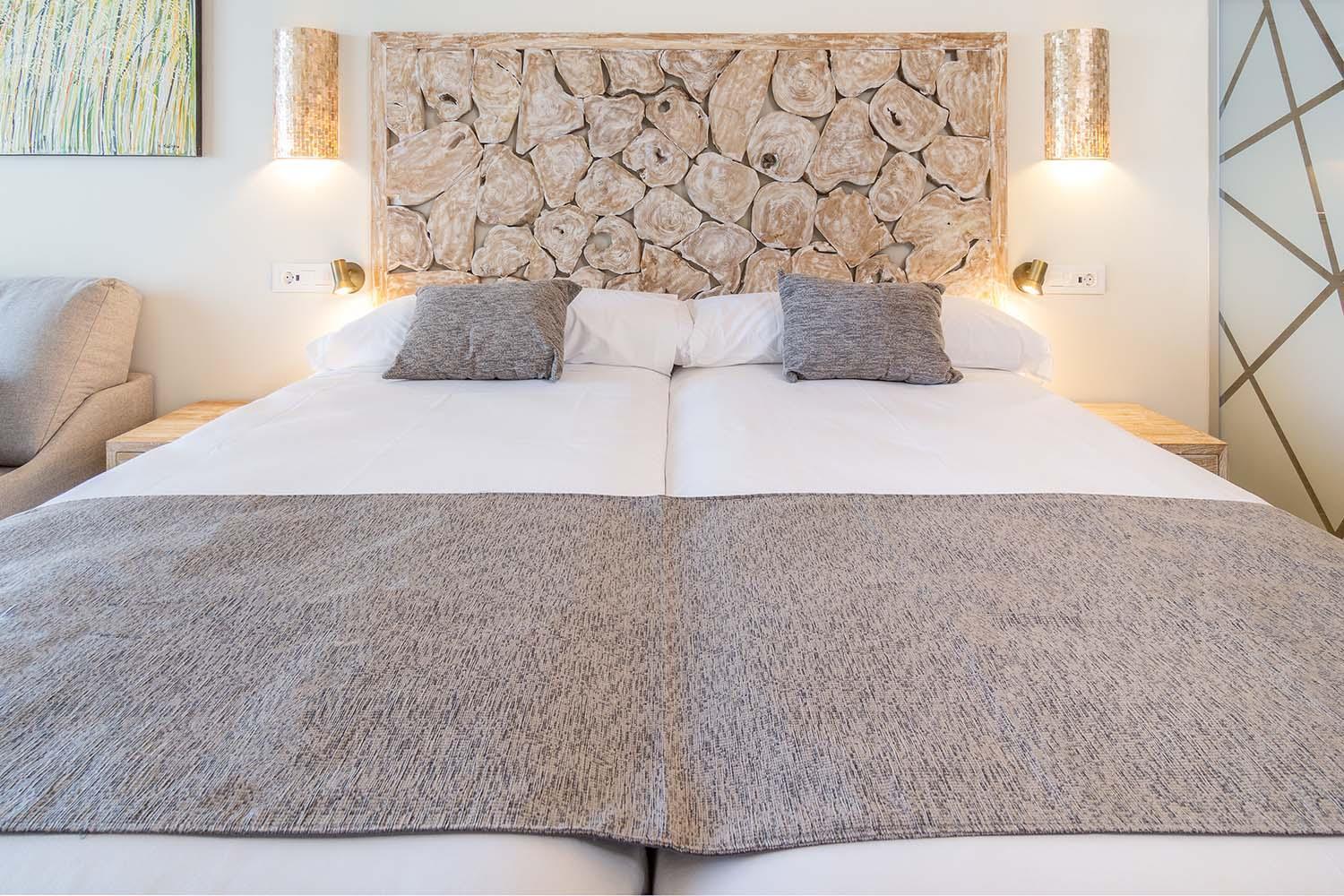 Zahara Beach & Spa By Qhotels - Adults Recommended Zahara de los Atunes Rom bilde A bed with a bed valance
