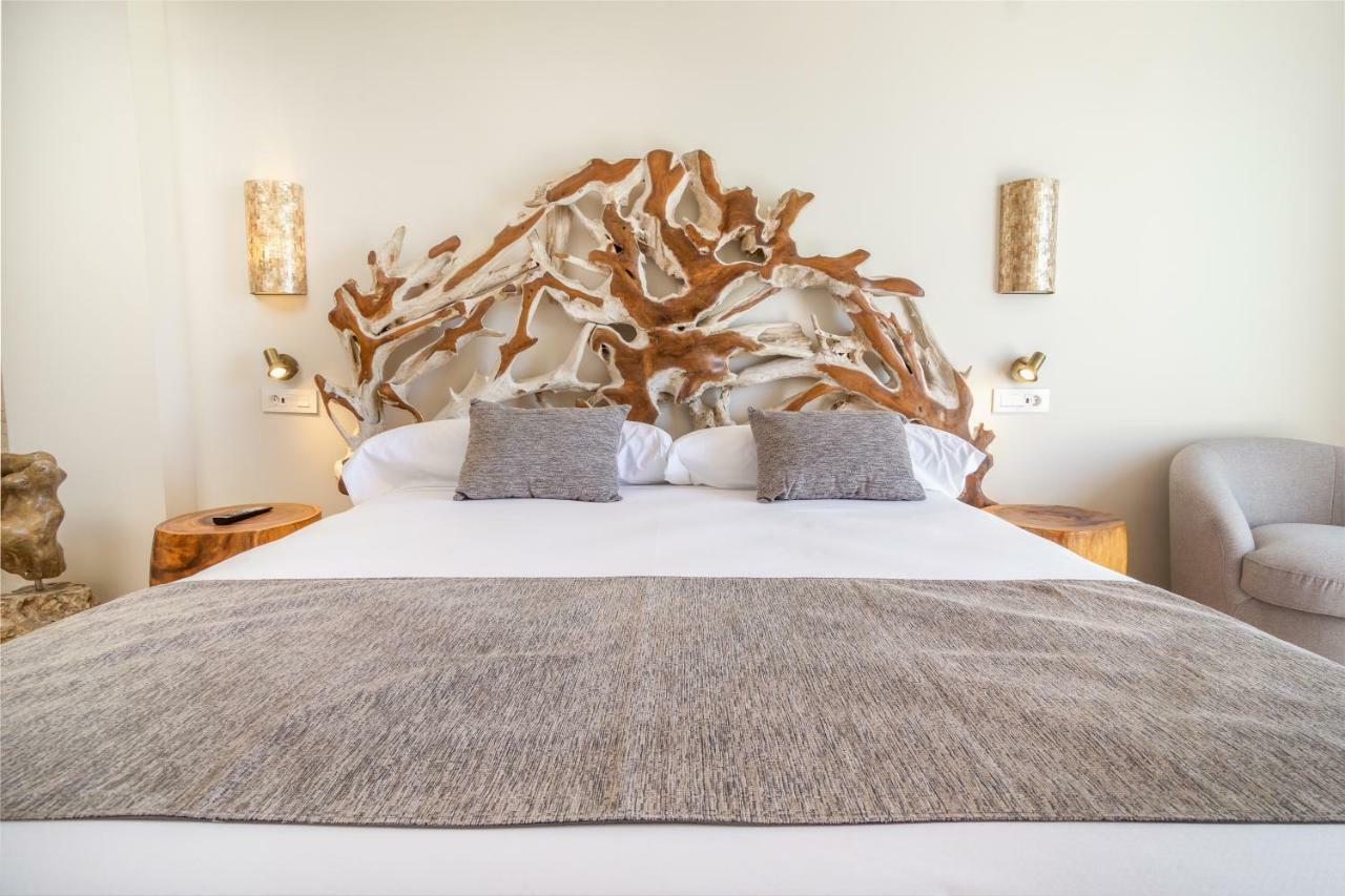 Zahara Beach & Spa By Qhotels - Adults Recommended Zahara de los Atunes Eksteriør bilde A bed with a wooden headboard